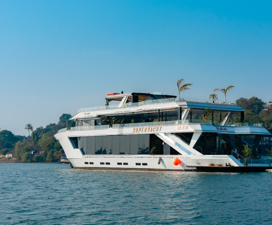 Luxury Yacht Tour: Sunset to Dinner Experience
